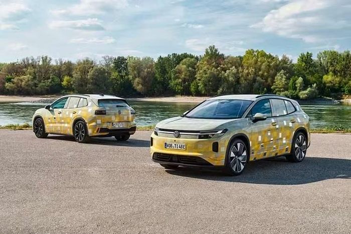 Theo thông tin được hé lộ vào hồi đầu năm nay, Volkswagen ID.4 sẽ bị khai tử và nhường chỗ cho ID. Tiguan. Mẫu SUV thuần điện cỡ trung của hãng xe Đức sẽ được phát triển song song với Volkswagen Tiguan dùng động cơ đốt trong vốn rất được ưa chuộng. Tuy nhiên, trên thực tế, Volkswagen ID. Tiguan 2027 chỉ là phiên bản nâng cấp lớn của thế hệ đầu tiên, tương tự ID.3 Neo.
