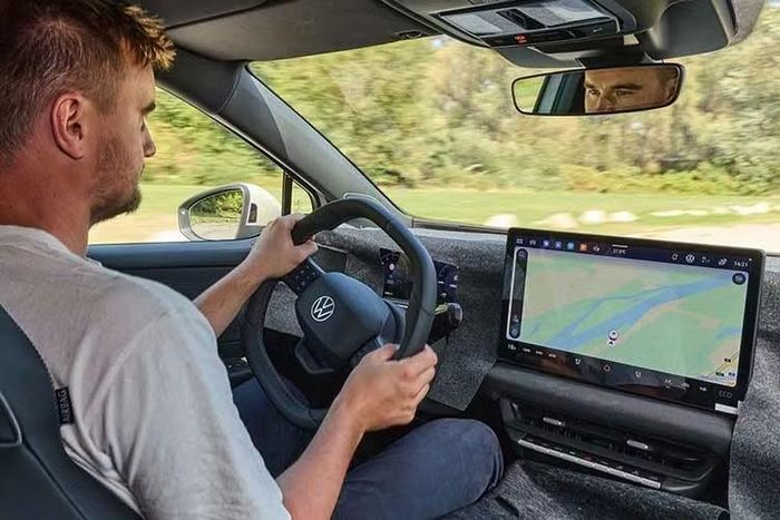 Tổng thể thiết kế mới được kỳ vọng sẽ giúp Volkswagen ID. Tiguan bớt đơn điệu hơn so với phiên bản tiền nhiệm. Volkswagen cũng giới thiệu một phiên bản thể thao hơn với các hốc hút gió lớn và đèn nằm dọc ở các góc cản trước. Mẫu xe này có thể là thành viên đầu tiên của dòng ô tô điện Volkswagen ID. được bổ sung gói trang bị ngoại thất R-Line.
