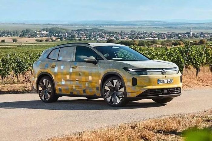 Theo kế hoạch, Volkswagen ID. Tiguan sẽ chính thức ra mắt thị trường vào tháng 10 năm nay. Trước thời điểm đó, hãng Volkswagen đã tung ra những hình ảnh vẫn còn ngụy trang của mẫu xe này. Dù phần lớn khu vực ngoại thất đã bị che kín nhưng thiết kế sửa đổi của xe vẫn được hé lộ khá rõ.