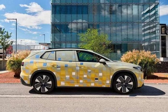 Dù mang tên Tiguan, mẫu xe này không có nhiều điểm tương đồng với Volkswagen Tiguan thế hệ thứ ba vốn mang trên mình thiết kế đầu xe hầm hố. Thay vào đó, ID. Tiguan 2027 sở hữu phong cách thiết kế tương tự những mẫu xe điện mới khác trong dòng ID. như ID. Polo và ID. Cross.