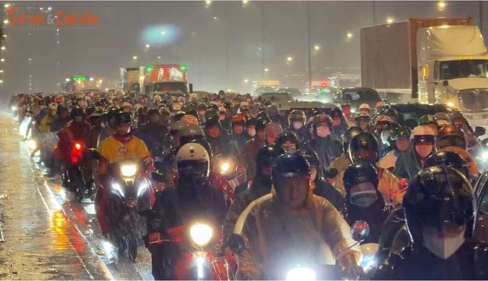 Hơn 19h tối nhưng hàng nghìn người vẫn chưa được về đến nhà...