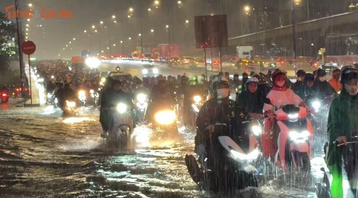 Hàng vạn phương tiện ngay khi đổ dốc cầu Rạch Chiếc đã phải bì bõm lội nước...