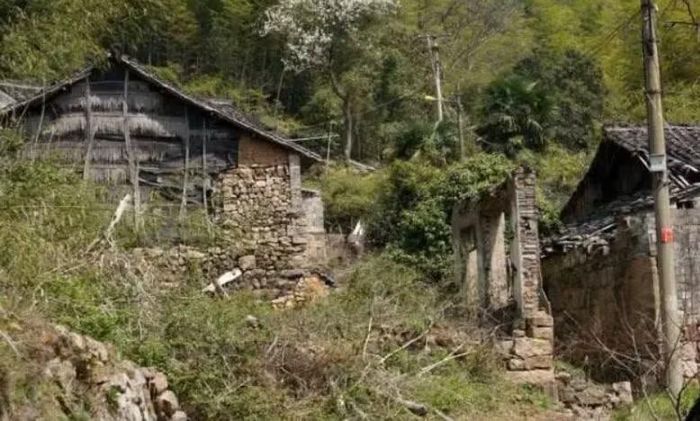 Tại thành phố Chung Tường, tỉnh Hồ Bắc (Trung Quốc), một cuộc khai quật khảo cổ tại lăng mộ Dĩnh Tĩnh vương Chu Đống đã đem lại nhiều phát hiện đáng chú ý.