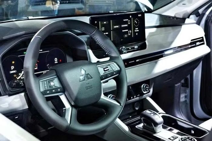 Khoang cabin Outlander PHEV được bọc da màu xám sáng, kết hợp cửa sổ trời toàn cảnh. Hàng ghế trước có khả năng chỉnh điện 8 hướng, tích hợp tính năng sưởi và thông gió. Hệ thống giải trí sử dụng dàn âm thanh Yamaha 8 loa, bổ sung thêm các tiện nghi phục vụ hành khách.