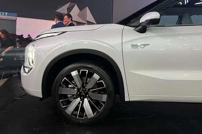 Outlander PHEV sở hữu kiểu dáng SUV khỏe khoắn với ngôn ngữ thiết kế Dynamic Shield đặc trưng của Mitsubishi. Xe được trang bị hệ thống đèn LED toàn phần và mâm hợp kim hai tông màu 20 inch. Tại Philippines, mẫu xe có ba lựa chọn màu ngoại thất gồm White Diamond, Red Diamond và Black Diamond.