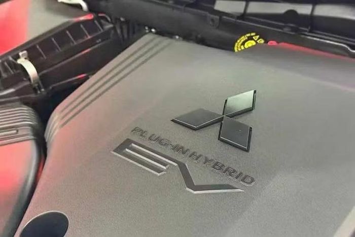 Mitsubishi cũng trang bị cho xe gói công nghệ hỗ trợ lái Mitsubishi Motors Safety Sensing nhằm tăng cường các tính năng an toàn chủ động trên xe. Ngoài ra, Outlander PHEV còn có hệ thống túi khí cho hành khách và camera quan sát 360 độ.