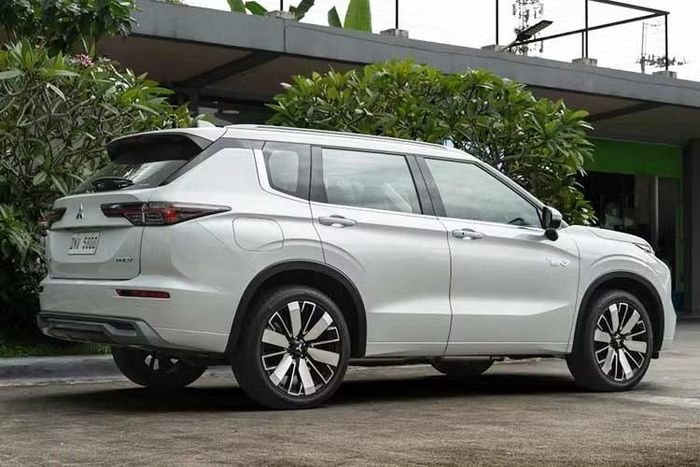 Tại thị trường Philippines, Mitsubishi Outlander PHEV 2026 có giá niêm yết 2,848 triệu peso (tương đương 1,2 tỷ đồng). Trong thời gian ưu đãi giới thiệu đến hết tháng 9/2026, mẫu xe được áp dụng mức giá 2,749 triệu peso (tương đương 1,1 tỷ đồng).