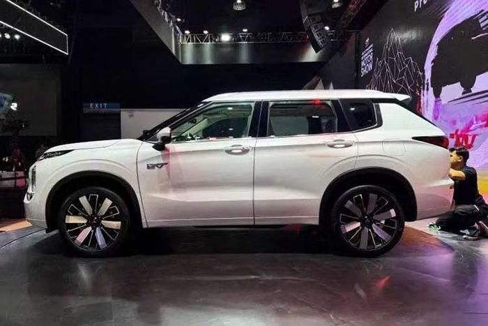 Tại thị trường Philippines, Outlander PHEV 2026 sử dụng động cơ MIVEC 2.4L kết hợp hai mô-tơ điện và bộ pin 22,7 kWh. Hệ thống cho tổng công suất 302 mã lực và mô-men xoắn 450 Nm. Theo công bố, xe có phạm vi hoạt động tổng thể gần 1.000km, trong khi ở chế độ thuần điện có thể di chuyển tối đa khoảng 100km.