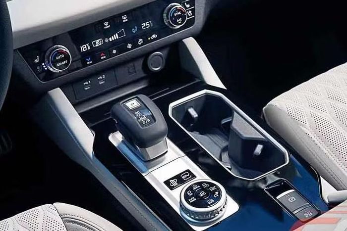 Về an toàn, xe được trang bị gói Mitsubishi Motors Safety Sensing với các tính năng như giảm thiểu va chạm phía trước, cảnh báo điểm mù, hỗ trợ chuyển làn, cảnh báo phương tiện cắt ngang phía sau, cảnh báo chệch làn và cảnh báo sự chú ý của người lái.