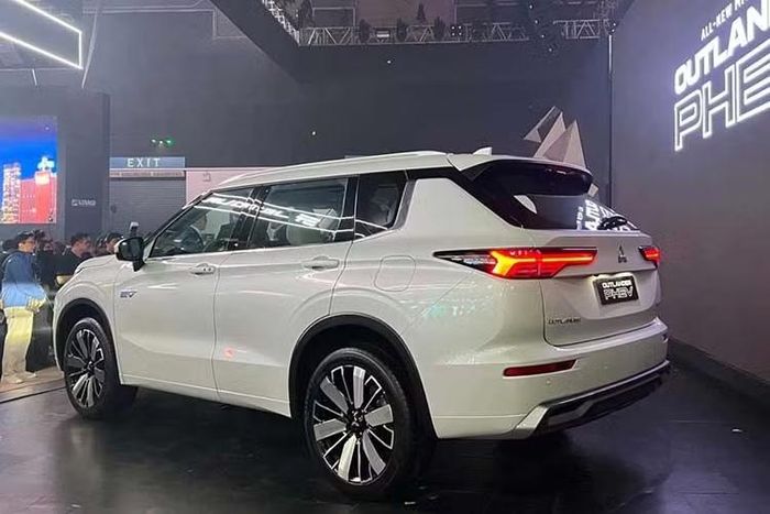 Hệ truyền động được kết hợp với Super All-Wheel Control (S-AWC), hệ thống dẫn động 4 bánh đặc trưng của Mitsubishi. Công nghệ này phối hợp khả năng phân bổ lực kéo với các hệ thống hỗ trợ ổn định, trong đó có Active Yaw Control, nhằm tăng khả năng kiểm soát xe trong những điều kiện vận hành khác nhau.