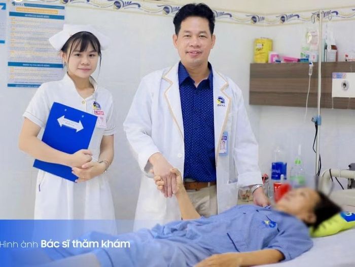 Bác sĩ thăm hỏi bệnh nhân sau phẫu thuật - Ảnh BVCC