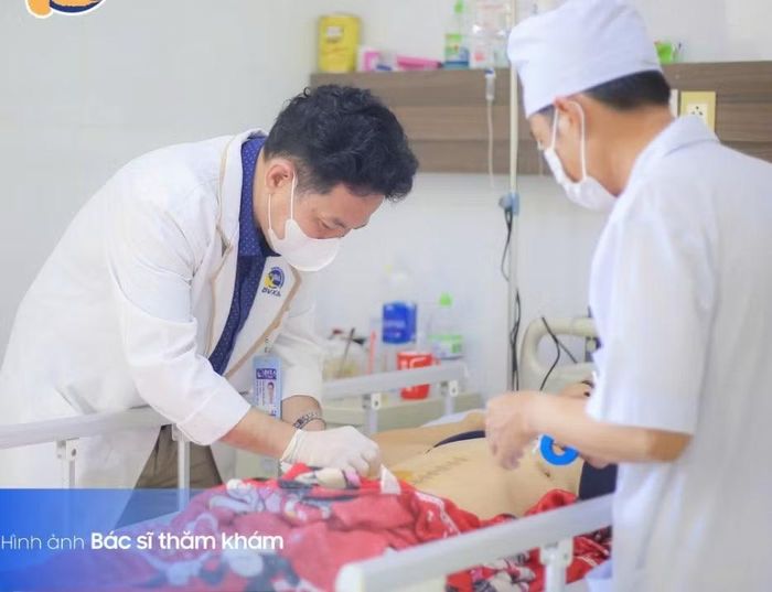 Bác sĩ thăm khám cho bệnh nhân - Ảnh BVCC