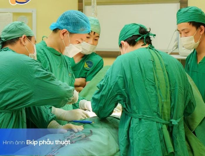 Ê - kíp phẫu thuật cho bệnh nhân - Ảnh BVCC