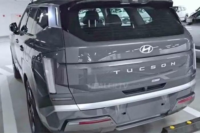 Hệ thống hybrid mới tích hợp một số công nghệ hỗ trợ vận hành. Trong đó, Inertial Driving Guidance sử dụng dữ liệu GPS và độ cao tuyến đường để đề xuất thời điểm nhả chân ga, qua đó tối ưu khả năng tái tạo năng lượng. Chế độ Stay Mode cho phép duy trì hệ thống giải trí, âm thanh và điều hòa bằng nguồn điện từ hệ thống hybrid khi xe dừng mà không cần để động cơ xăng hoạt động.