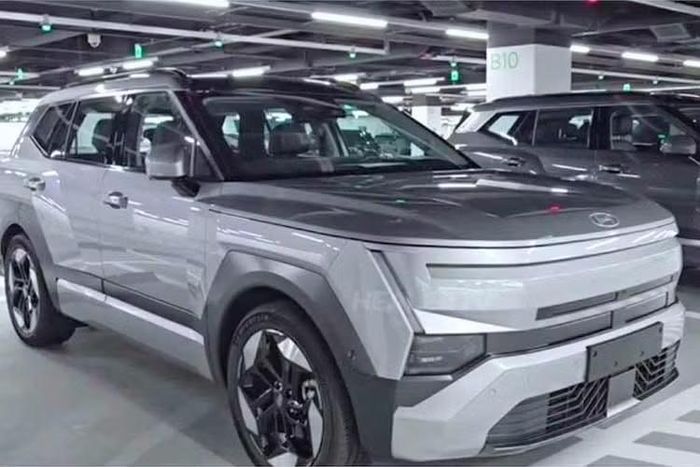 Trong khi đó, màu Metallic Silver lại tạo hiệu ứng tương phản rõ hơn, qua đó làm nổi bật những đường nét hình học sắc sảo trên thân xe Hyundai Tucson thế hệ mới cùng hệ thống giá nóc. Ở phía sau, Tucson thế hệ mới sở hữu thiết kế cửa hậu gọn gàng với logo TUCSON đặt ở trung tâm, kết hợp cụm đèn LED dạng dọc.