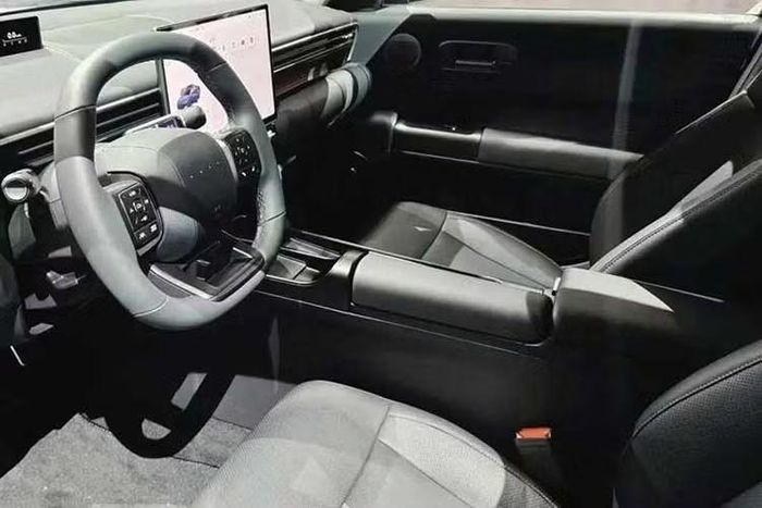 Trong khi đó, Hyundai Tucson 2027 phiên bản 1.6 Turbo Hybrid kết hợp động cơ xăng tăng áp 1.6L với hệ thống hybrid thế hệ mới, cho tổng công suất 245 PS. Mức tiêu thụ nhiên liệu kết hợp được công bố ở mức 17,4 km/l.