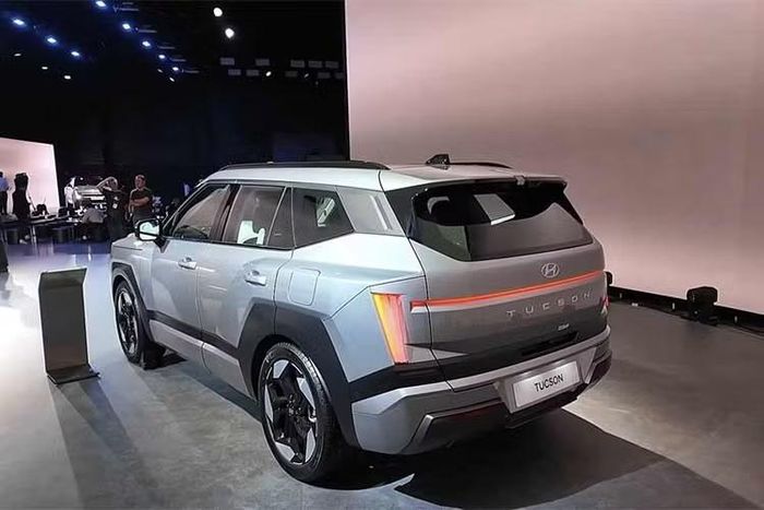 Với Titan Dark Gray, thân xe của Hyundai Tucson 2027 mới mang tông xám than, kết hợp cùng các chi tiết tối màu tại vòm bánh xe và khu vực cản trước, tạo tổng thể liền mạch và khỏe khoắn.