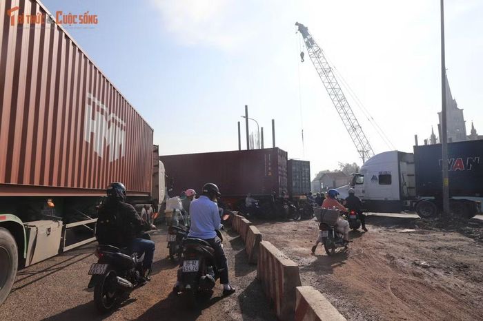 Một số người đi xe máy phải men theo phần lề đất, luồn qua khu vực đang thi công để tránh dòng xe đứng chờ. Để di chuyển quãng đường khoảng 1km, nhiều tài xế mất hơn 1 tiếng đồng hồ.