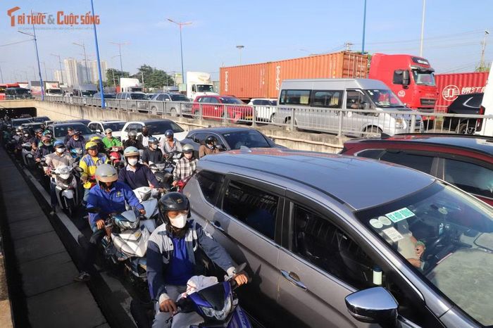 Ùn tắc kéo dài hơn 5 km khiến tuyến đường cửa ngõ TP HCM đi Đồng Nai rơi vào cảnh quá tải.