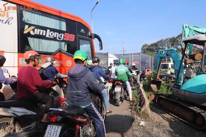 Người tham gia giao thông vô cùng vất vả qua điểm kẹt xe.