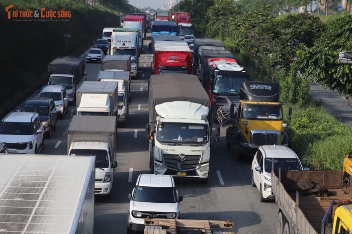 Hàng loạt container, xe tải và ô tô nối thành từng lớp, nhiều phương tiện chỉ có thể nhích từng mét.