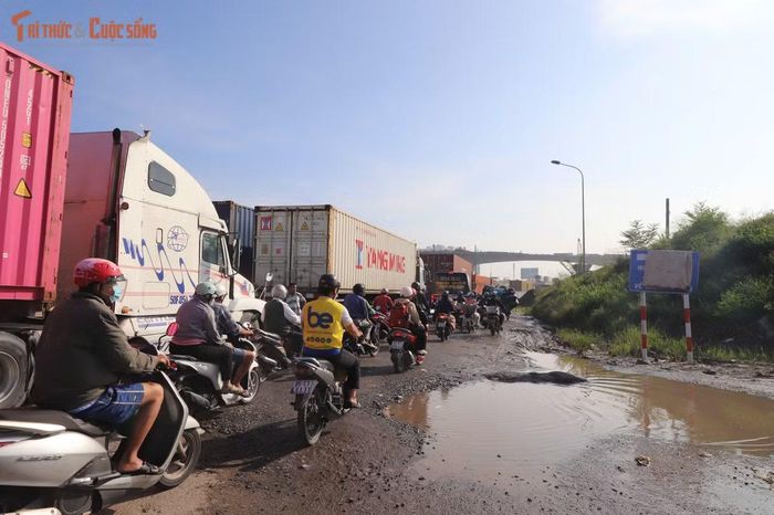 Vừa qua hầm chui, các phương tiện tiếp tục gặp đoạn đường bị thu hẹp bởi rào chắn công trình.