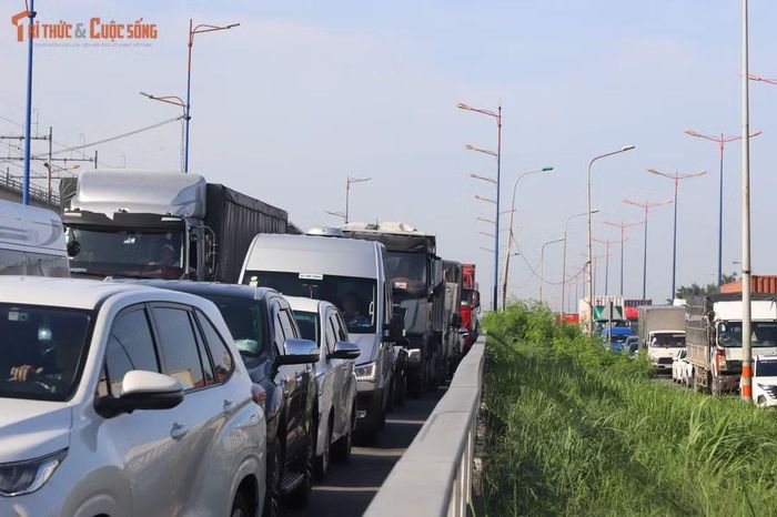 Một tài xế cho biết đã đến nút giao Tân Vạn từ 4h nhưng sau 4 giờ vẫn chưa thể đưa xe vào Cảng Bình Dương.