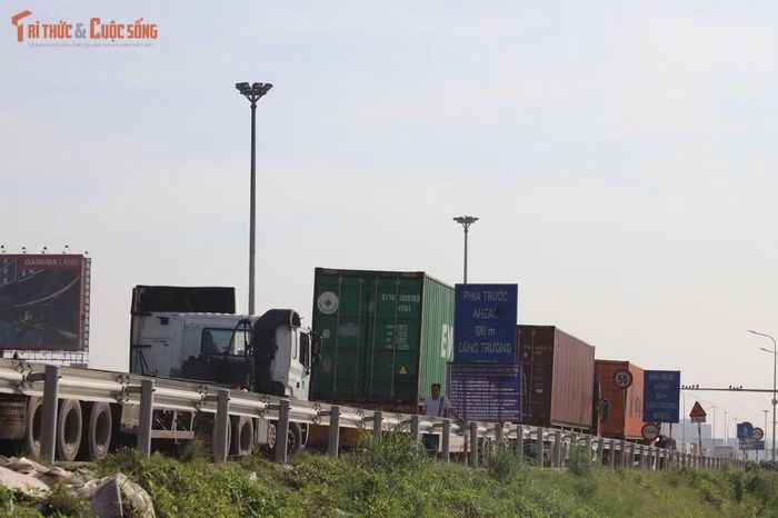 Dòng xe di chuyển qua lại khu vực giáp ranh giữa TP HCM và Đồng Nai vẫn chưa có dấu hiệu hạ nhiệt.