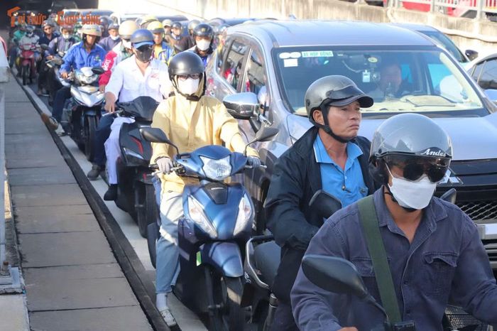 Khu vực trước Bến xe Miền Đông mới ùn ứ nghiêm trọng, dòng xe gần như đứng im trong thời gian dài.