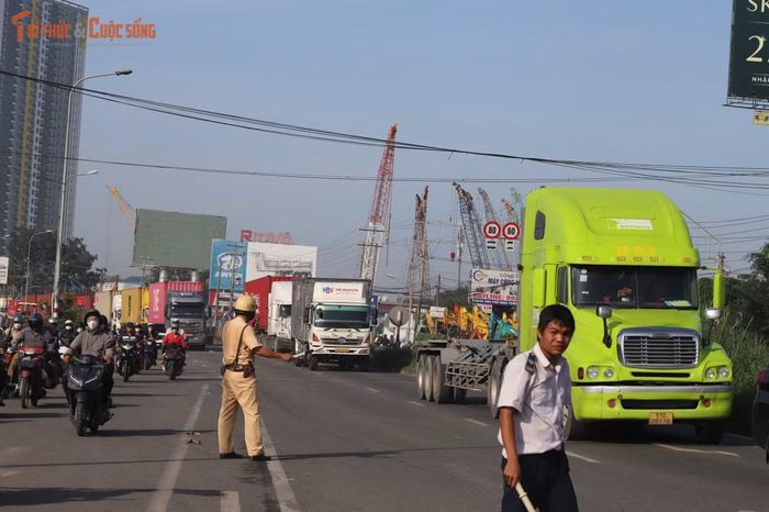 CSGT được bố trí tại nút giao Tân Vạn để phân luồng, điều tiết phương tiện và hạn chế ùn ứ tiếp tục lan rộng.