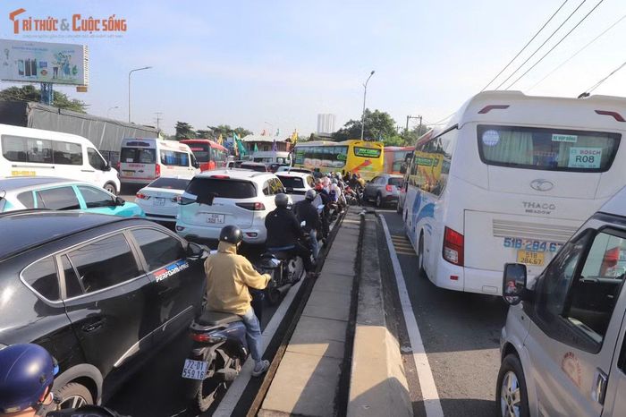 Xe máy chen nhau giữa dòng xe tải, xe khách... kẹt cứng.