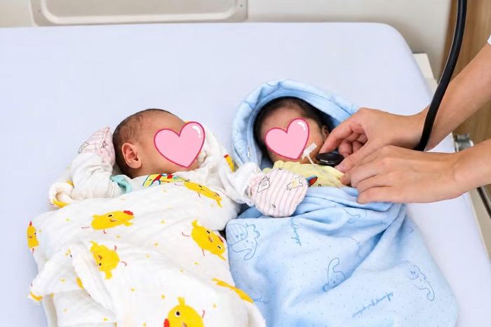 Bác sĩ kiểm tra sức khỏe cho trẻ - Ảnh BVCC