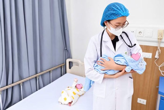 Y bác sĩ trực tiếp chăm sóc từng bữa ăn, giấc ngủ của trẻ - Ảnh BVCC