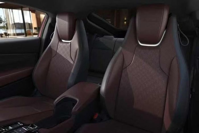 Tại châu Âu, hệ thống này cho công suất 181 mã lực, thấp hơn mức 200 mã lực được công bố tại Nhật Bản và Mỹ. Sức mạnh được truyền tới bánh trước thông qua hệ thống S+ Shift của Honda. Công nghệ này mô phỏng cảm giác chuyển số của hộp số truyền thống và cho phép người lái thao tác thông qua lẫy chuyển số phía sau vô-lăng.