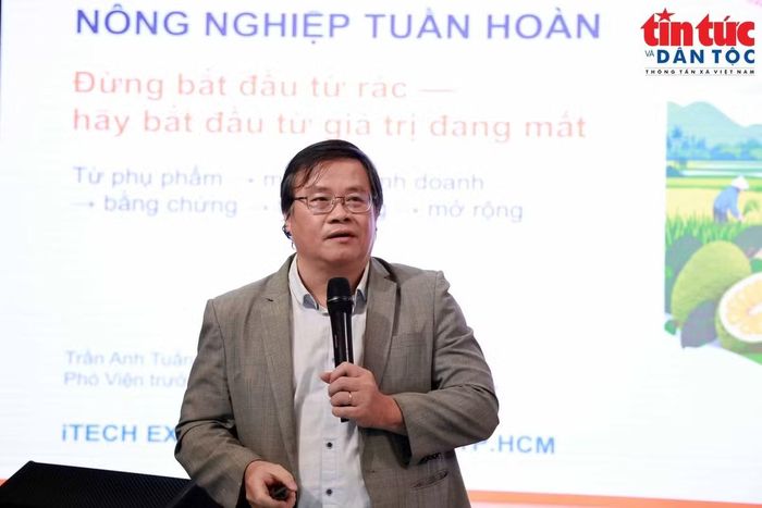 Ông Trần Anh Tuấn, Phó Viện trưởng Viện Nghiên cứu và Ứng dụng đổi mới sáng tạo doanh nghiệp trình bày tại tọa đàm.