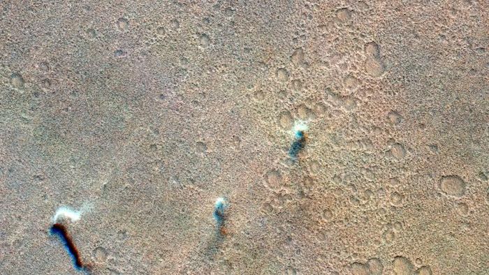 Tàu ExoMars Trace Gas Orbiter ghi lại ba cột bụi di chuyển trên bề mặt Sao Hỏa vào năm 2021. Ảnh: ESA/TGO/CaSSIS.