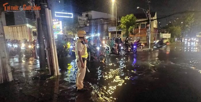 Mưa lớn và kéo dài cũng gây ngập nhiều tuyến đường ở Khu Nam TP HCM.
