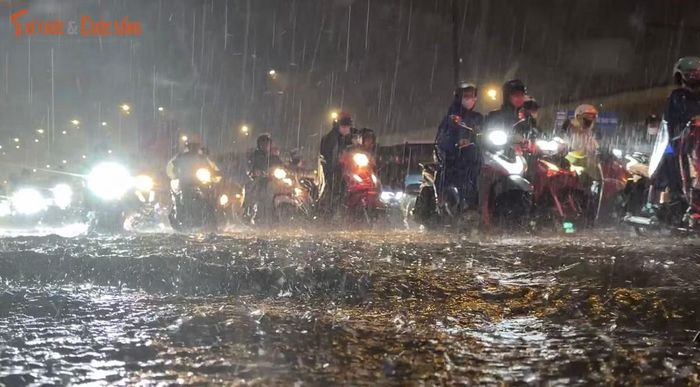 Đây là ngày thứ hai liên tiếp TP HCM và các vùng lân cận mưa cực lớn và kéo dài. Mưa giông đã gây khó khăn cho người dân trong cuộc sống sinh hoạt.