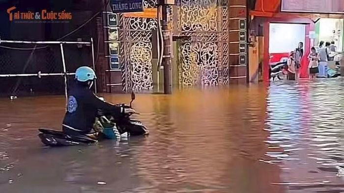 Tuyến đường trên địa bàn TP HCM ngập gần 1m, phương tiện chết máy hàng loạt và người dân phải bì bõm lội nước để trở về nhà.
