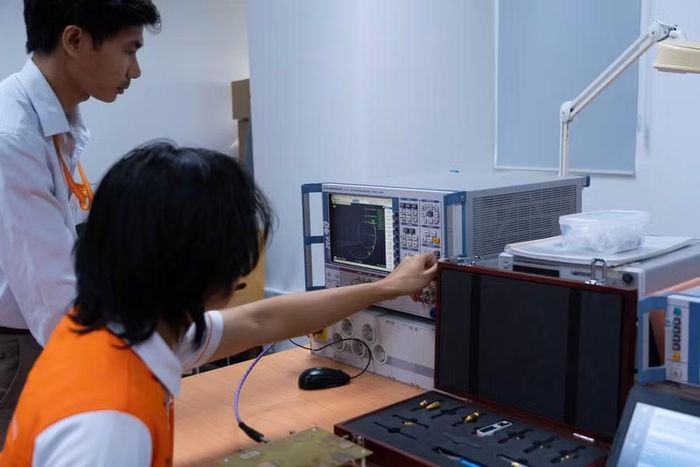 Sinh viên Trường ĐH Việt Đức tại phòng nghiên cứu. Ảnh: NTCC