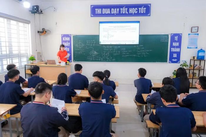 Cô trò Trường THPT Từ Sơn trong một giờ học.