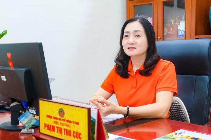 Nhà giáo Phạm Thị Thu Cúc, Hiệu trưởng Trường THPT Từ Sơn.