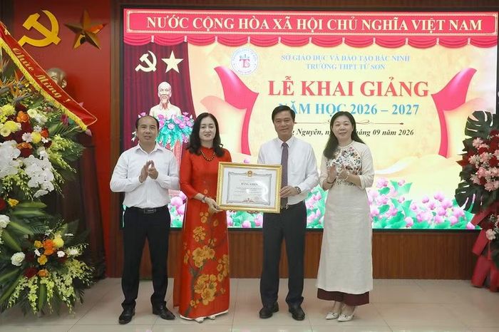 Năm học 2025 - 2026, trường THPT Từ Sơn vinh dự được Chủ tịch UBND tỉnh Bắc Ninh (cũ) tặng Bằng khen vì có thành tích xuất sắc trong sự nghiệp GD&ĐT.