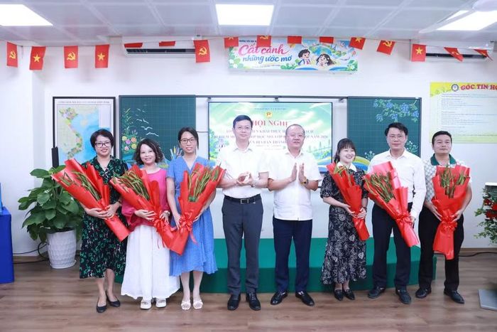 Các cán bộ, giảng viên thuộc Trường Đại học Thủ đô Hà Nội được tuyên dương.