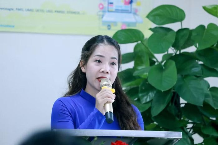 Cô Lộc Thị Liên - giáo viên môn Âm nhạc, Trường THCS Thái Thịnh chia sẻ trải nghiệm trực tiếp từ lớp học hỗn hợp.