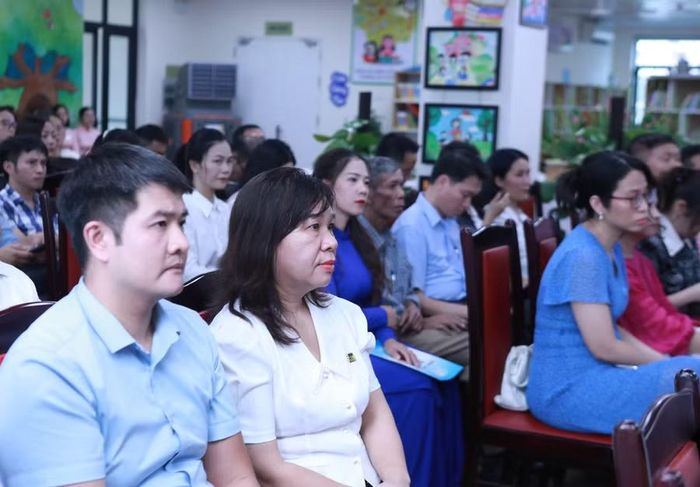Đại diện các nhà trường tham gia thí điểm mô hình cùng lắng nghe những bài học kinh nghiệm trong tổ chức triển khai.