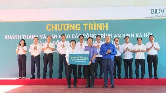 Các đơn vị trao hỗ trợ cho xã Bố Trạch.