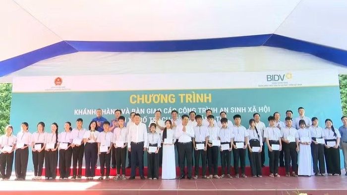 Trao học bổng cho các em học sinh các trường.