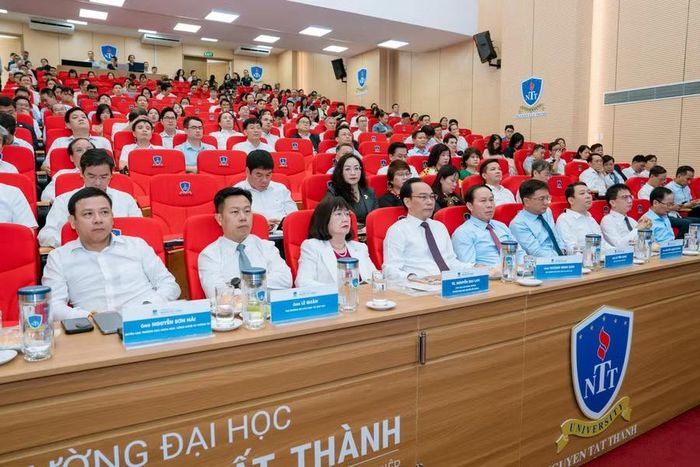 Phó Thủ tướng Chính phủ Lê Tiến Châu, Bộ trưởng Bộ GD&ĐT Hoàng Minh Sơn, Thứ trưởng Bộ GD&ĐT Lê Quân cùng các đại biểu dự hội nghị.