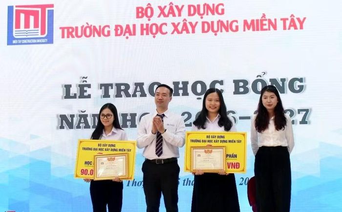 Ông Đào Huy Hoàng, Phó Hiệu trưởng Trường ĐH Xây dựng Miền Tây trao học bổng cho 2 thủ khoa tại địa điểm đào tạo Cần Thơ.